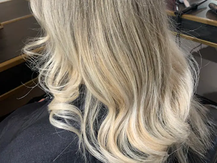1501 Hair Salon in Dundalk