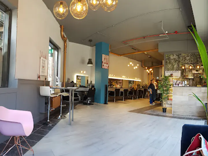 Hair Cafe Salon in Rialto